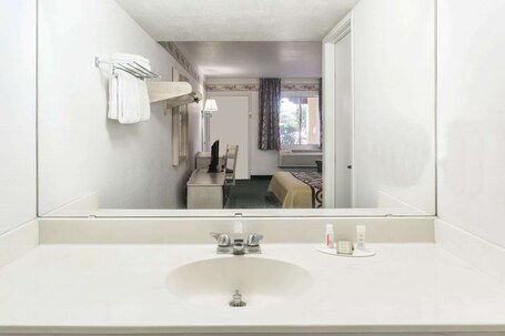 Super 8 by Wyndham Cottonwood - Image 10
