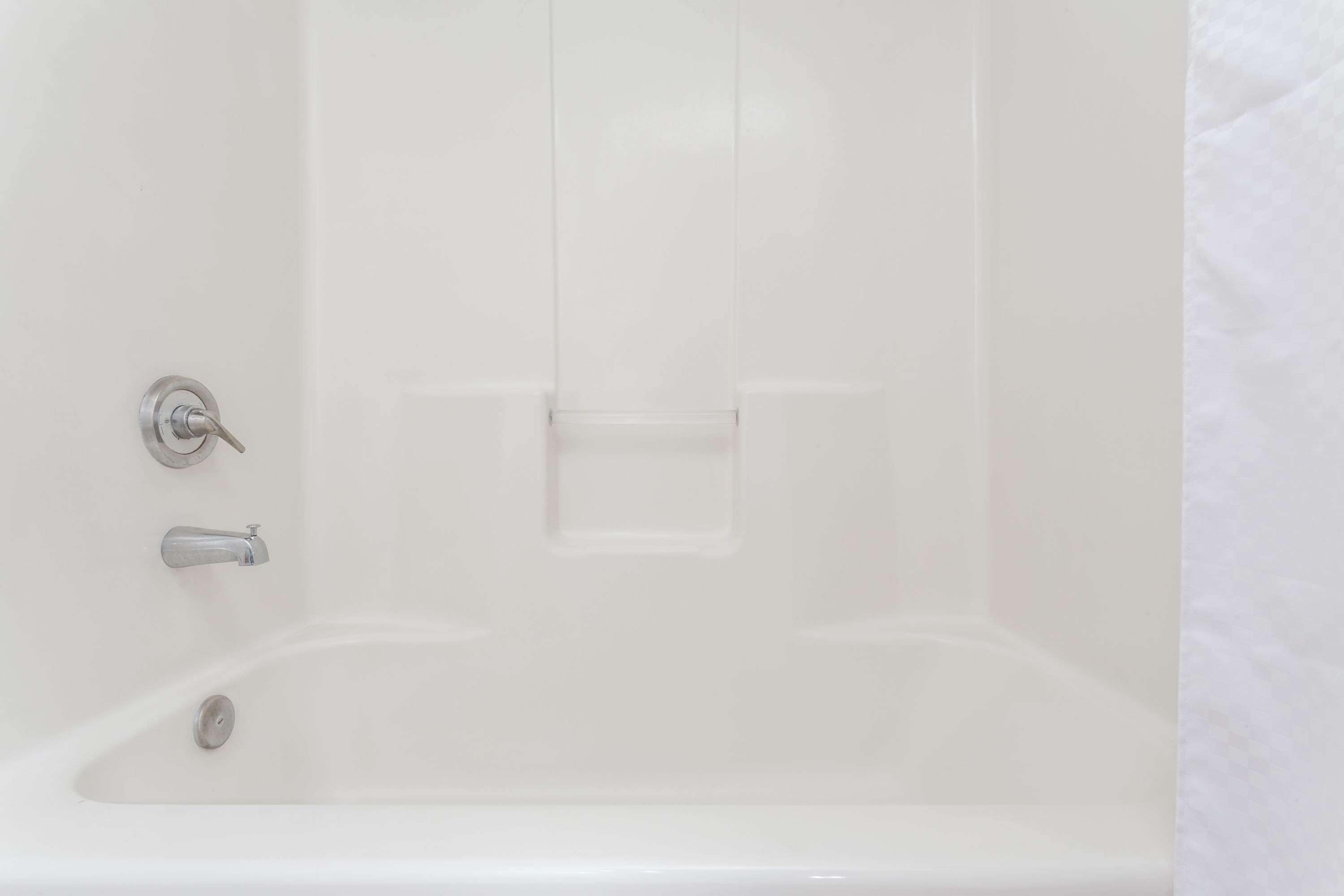 Combined shower/bathtub, free toiletries, hair dryer, towels