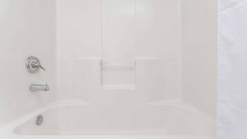 Combined shower/bathtub, free toiletries, hair dryer, towels