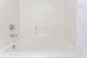 Tina con regadera, amenidades de baño gratuitas, secadora de cabello 