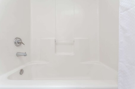 Super 8 by Wyndham Cottonwood - Image 13