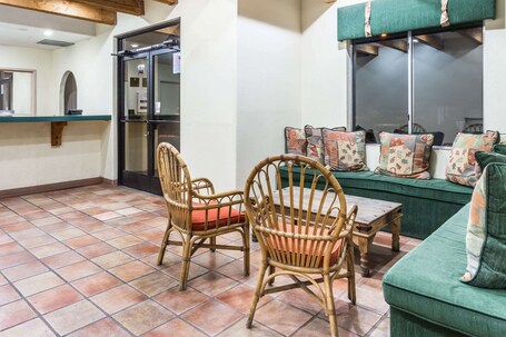 Super 8 by Wyndham Cottonwood - Image 1