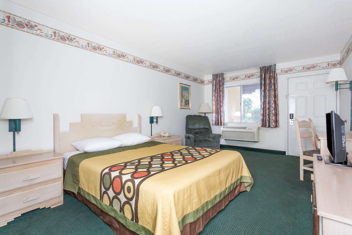 Standard Room, 1 Queen Bed | Cribs/infant beds, rollaway beds, free WiFi, bed sheets