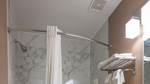 Combined shower/tub, free toiletries, hair dryer, towels - Quality Inn Noblesville - Indianapolis (Noblesville)