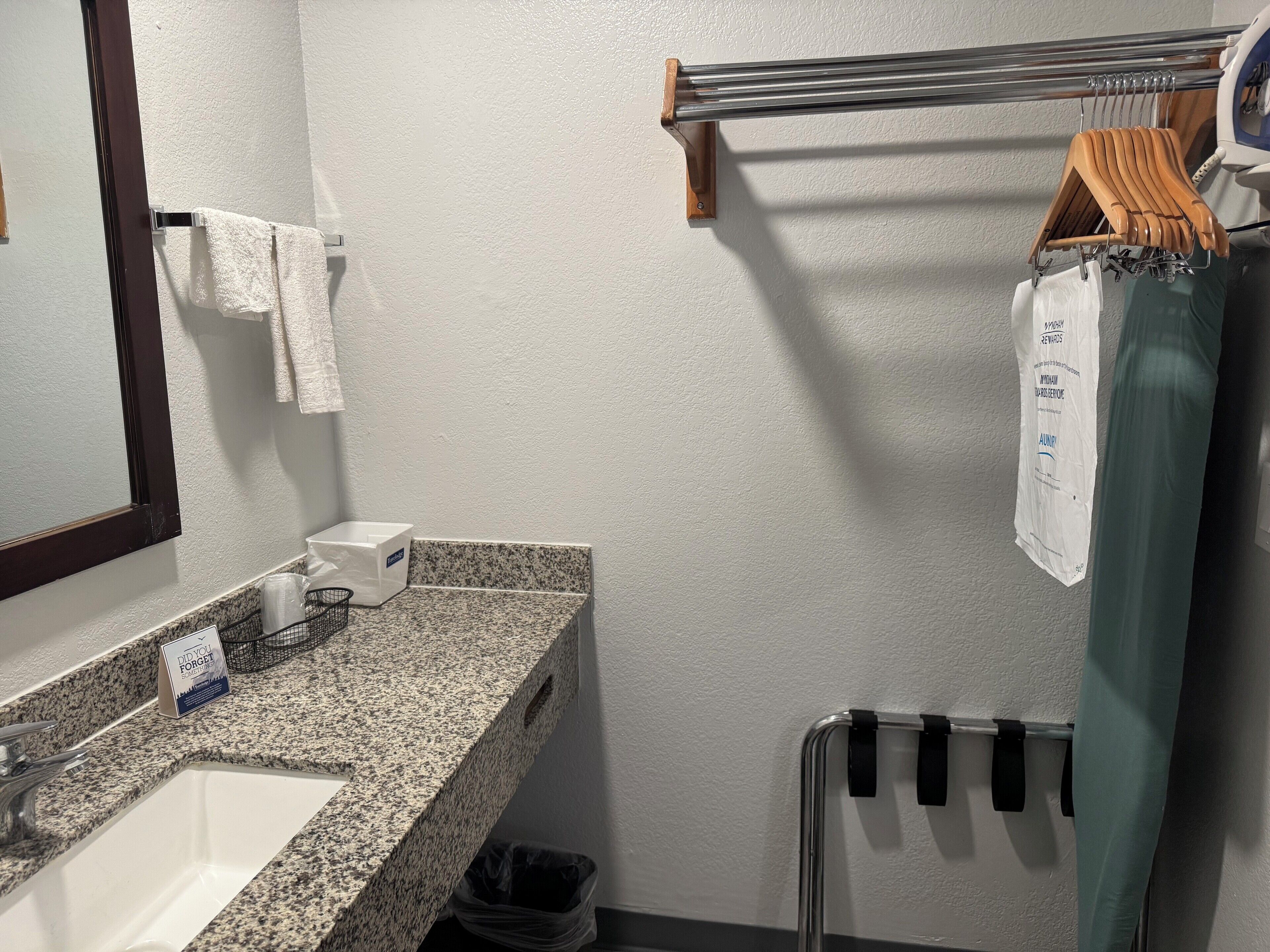Ensemble douche/baignoire, articles de toilette gratuits, sèche-cheveux