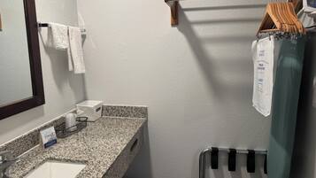Ensemble douche/baignoire, articles de toilette gratuits, sèche-cheveux