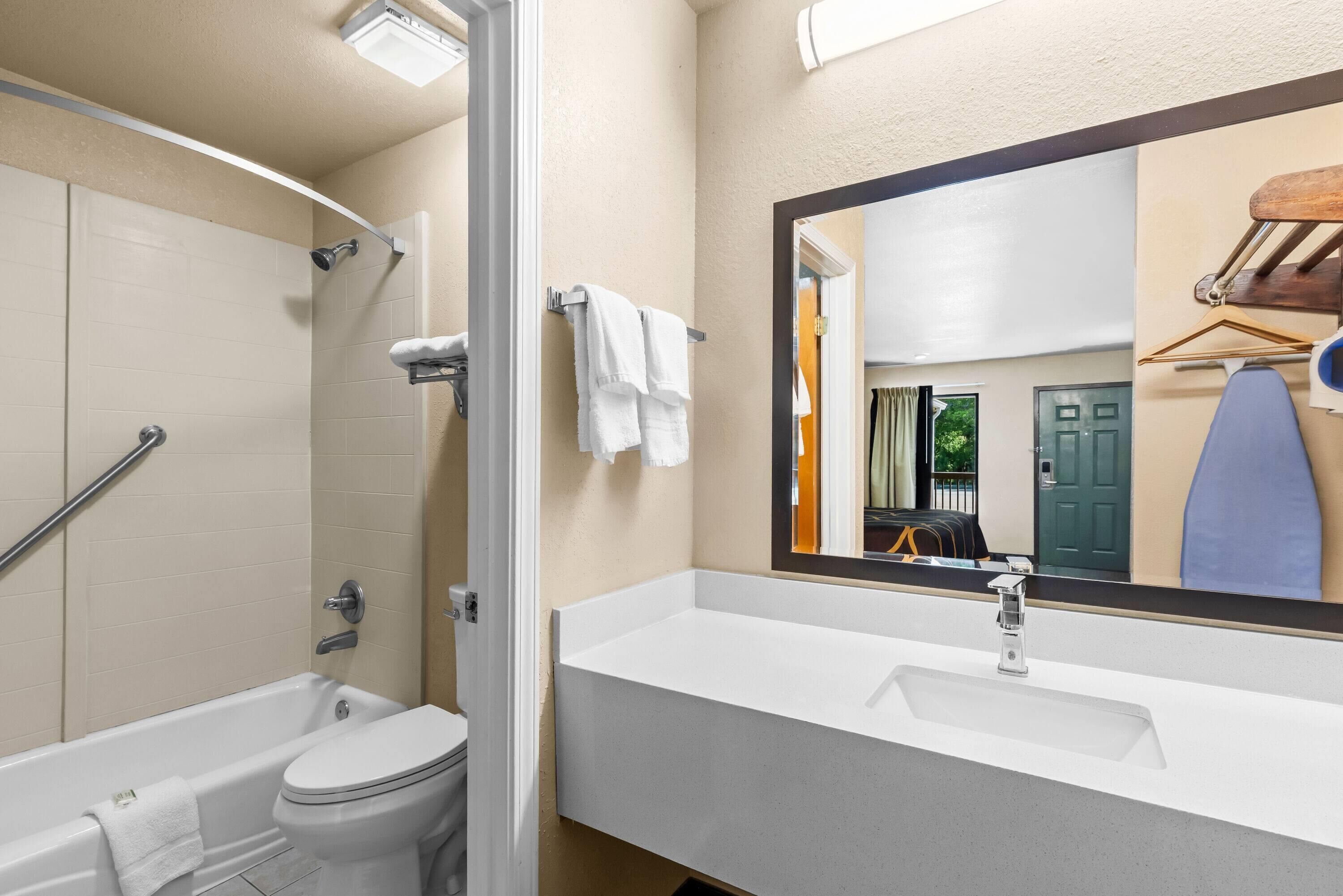 Een bad/douchecombinatie, gratis toiletartikelen, een haardroger