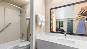 Een bad/douchecombinatie, gratis toiletartikelen, een haardroger
