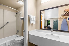 Ensemble douche/baignoire, articles de toilette gratuits, sèche-cheveux