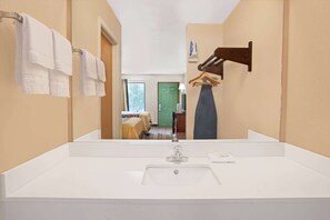 Ducha y bañera combinadas y artículos de higiene personal gratuitos