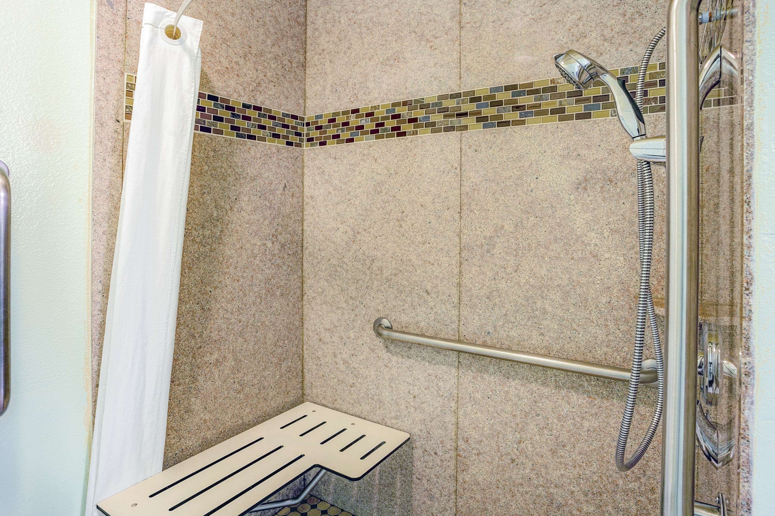 Hydromassagedusche, Haartrockner, Handtücher