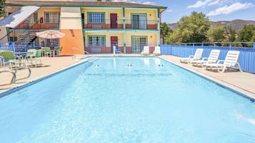 Una piscina al aire libre de temporada
