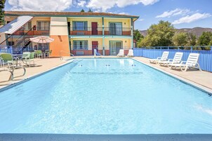 Una piscina al aire libre de temporada
