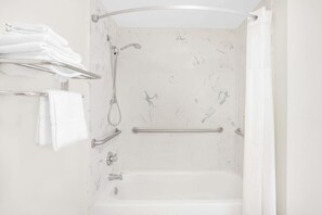 Combined shower/bathtub, towels