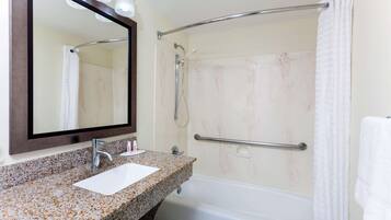 وحدات دش مع أحواض استحمام، مجففات شعر، مناشف