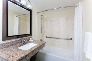 Ensemble douche/baignoire, sèche-cheveux, serviettes fournies