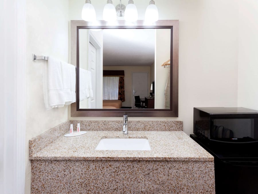 Combined shower/bathtub, hair dryer, towels