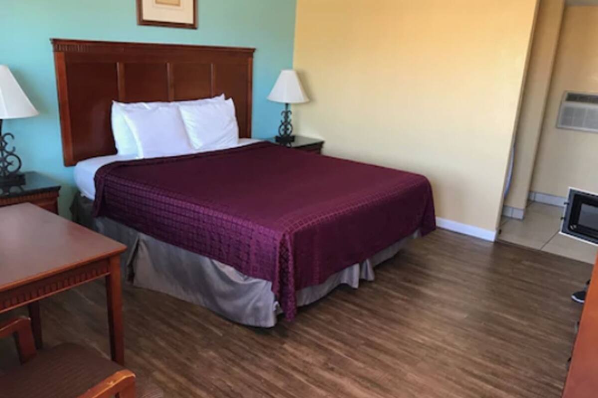 deluxe room, 1 king bed, non smoking | 1 bedroom, hypo-allergenic bedding, desk, iron/ironing board