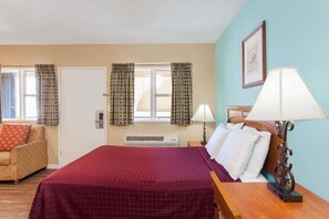 1 bedroom, hypo-allergenic bedding, desk, iron/ironing board - Travelodge by Wyndham San Diego SeaWorld (San Diego)