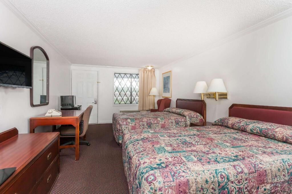 Desk, blackout drapes, free WiFi, bed sheets