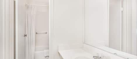Combined shower/bathtub, rainfall showerhead, hair dryer, towels