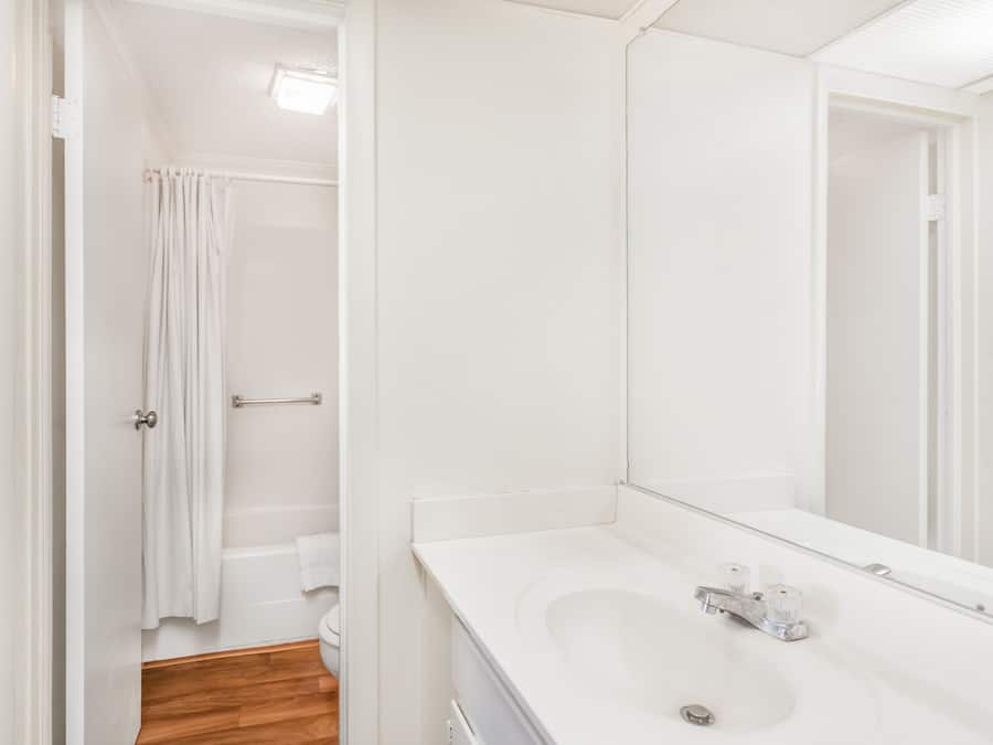 Combined shower/bathtub, rainfall showerhead, hair dryer, towels