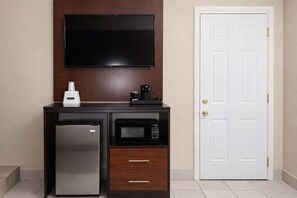 Room, 1 Queen Bed, Non Smoking, Jetted Tub | Desk, blackout drapes, soundproofing, iron/ironing board