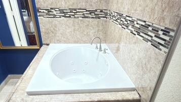 Room, 1 Queen Bed, Non Smoking, Jetted Tub | Desk, blackout curtains, soundproofing, iron/ironing board
