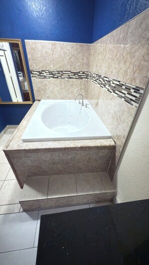 Rom, 1 queensize-seng, ikke-røyk, massasjebadekar | Skrivebord, blendingsgardiner, lydisolert og strykejern/-brett