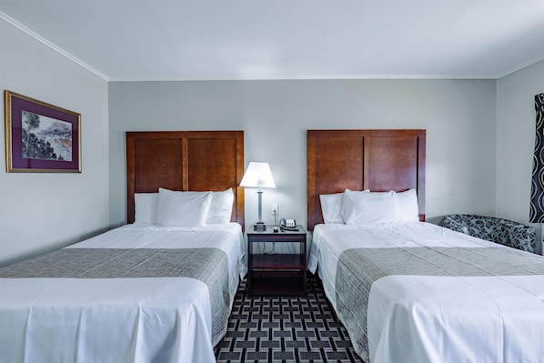 Desk, blackout drapes, soundproofing, iron/ironing board - Travelodge by Wyndham Jackson I-40 Exit 82 (Jackson)