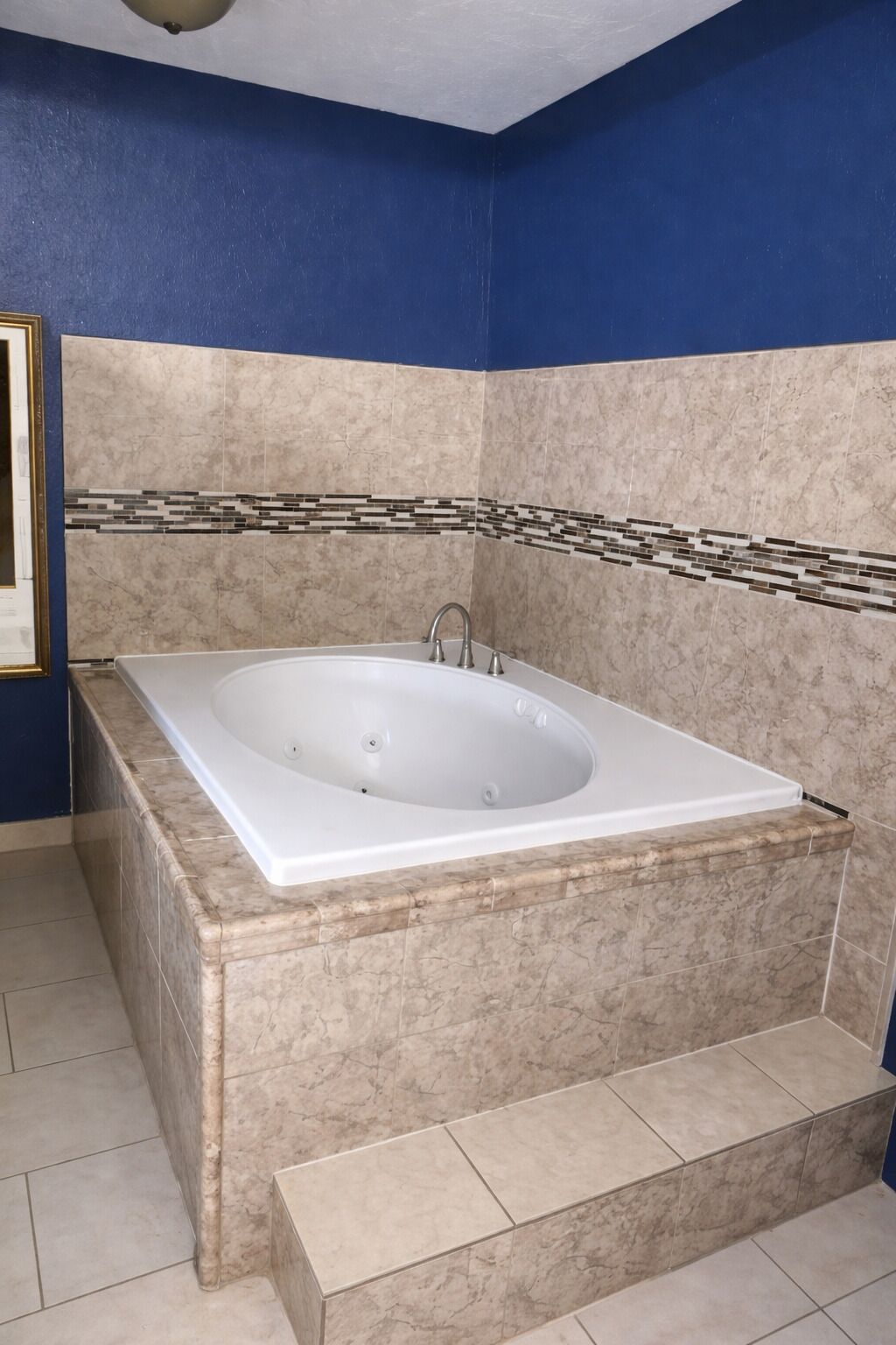 Rom, 1 queensize-seng, ikke-røyk, massasjebadekar | Skrivebord, blendingsgardiner, lydisolert og strykejern/-brett