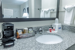 Ensemble baignoire-douche, articles de toilette écologiques