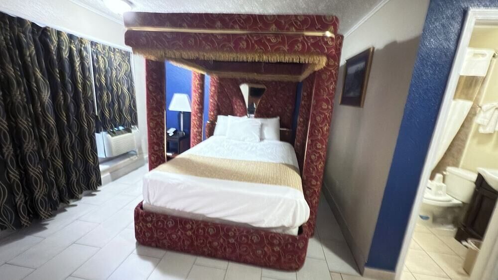 Escriptori, cortines opaques i habitacions insonoritzades 