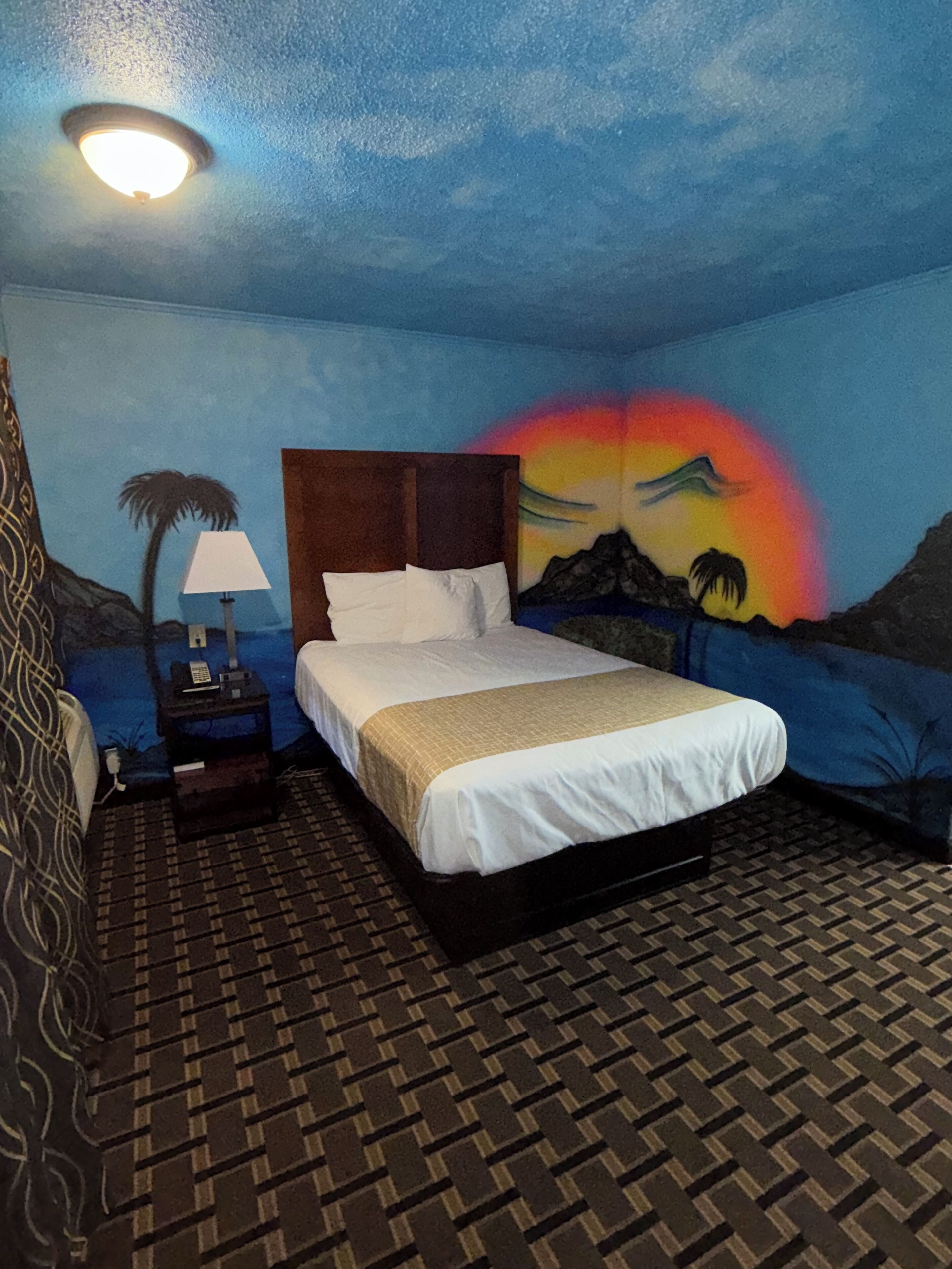 Rom – deluxe, 1 queensize-seng, ikke-røyk | Skrivebord, blendingsgardiner, lydisolert og strykejern/-brett