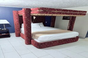 Room, 1 Queen Bed, Non Smoking, Jetted Tub | Desk, blackout drapes, soundproofing, iron/ironing board