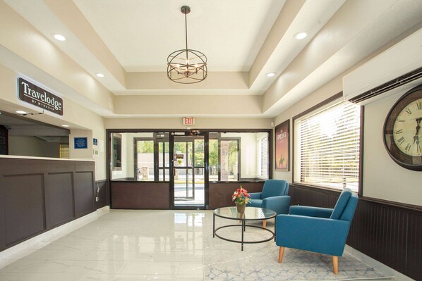 Lobby - Travelodge by Wyndham Macon West (Macon)
