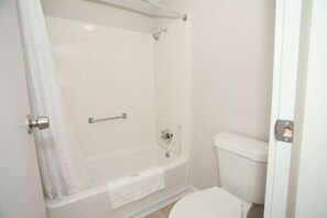 Free toiletries, hair dryer, towels - Travelodge by Wyndham Macon West (Macon)