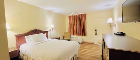 Skrivebord, strykejern/-brett og barnesenger (inkludert)