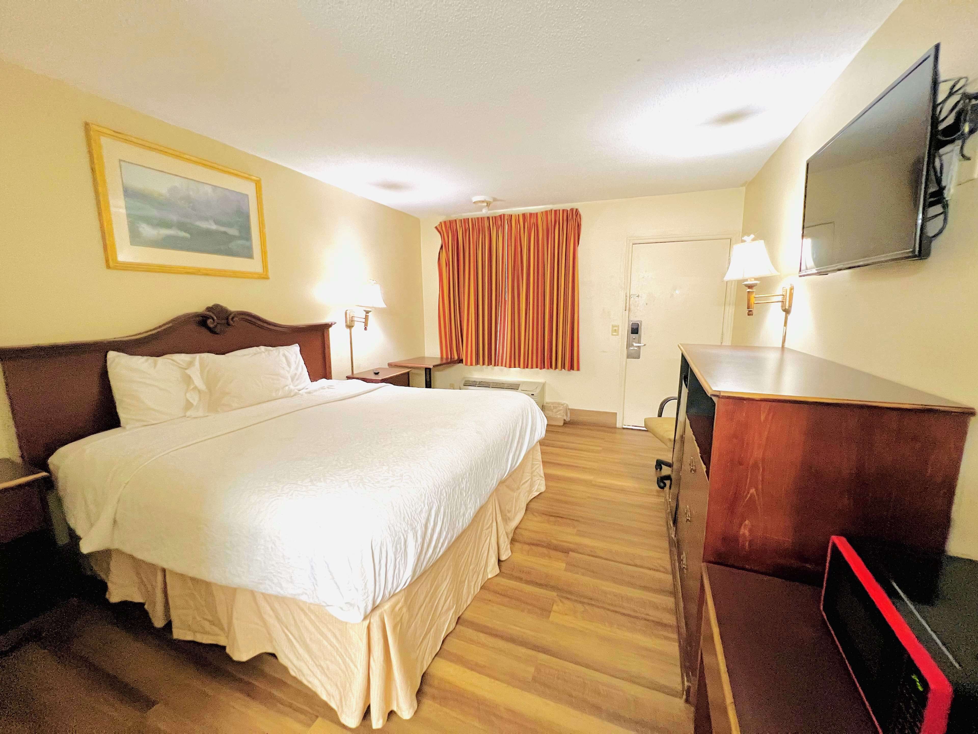 Kamar, 1 Tempat Tidur King | Meja kerja, setrika/meja setrika, dan tempat tidur bayi gratis