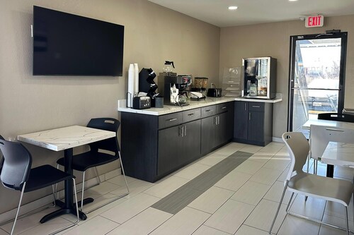 Super 8 by Wyndham Waco North I-35