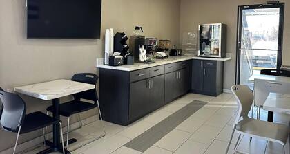 Super 8 by Wyndham Waco North I-35