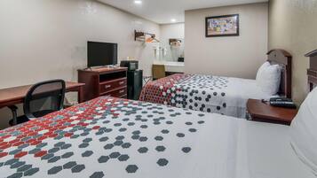 Escritorio, tabla de planchar con plancha, wifi gratis y ropa de cama