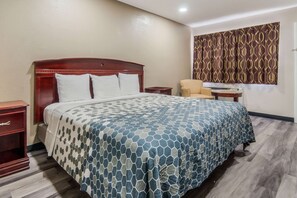 Escritorio, tabla de planchar con plancha, wifi gratis y ropa de cama