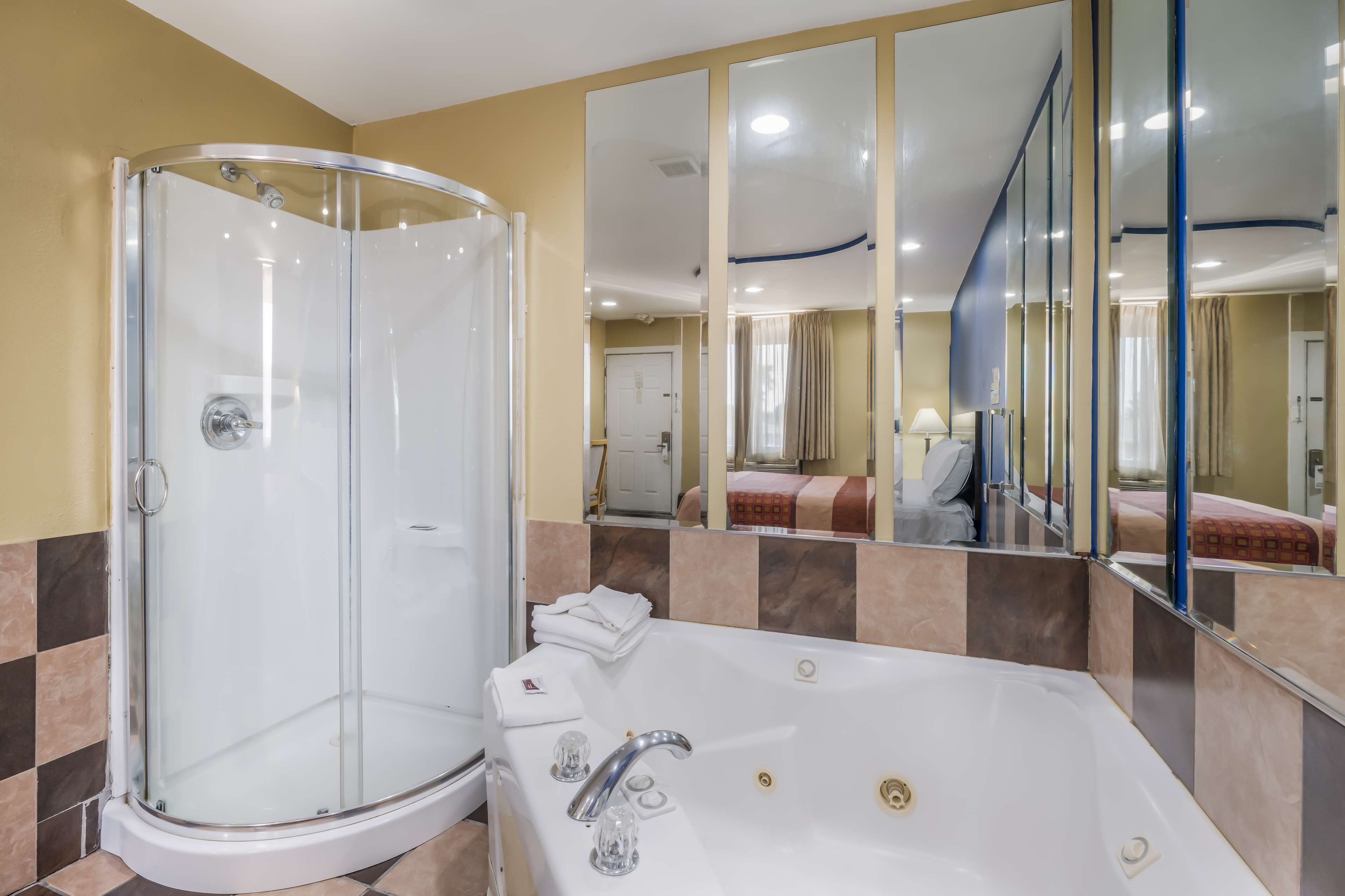 Premium kamer, 1 kingsize bed, roken | 1 slaapkamer, een bureau, een strijkplank/strijkijzer, gratis wifi
