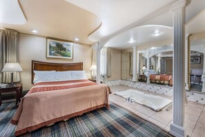 Suite, 1 cama de matrimonio grande, bañera de hidromasaje | 1 dormitorio, escritorio, tabla de planchar con plancha y wifi gratis