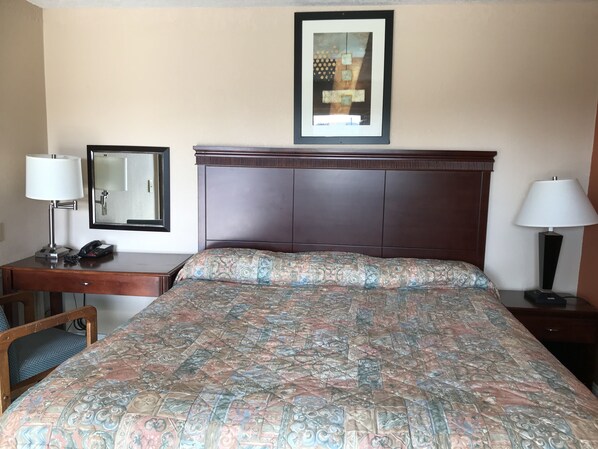 Desk, soundproofing, free WiFi, bed sheets