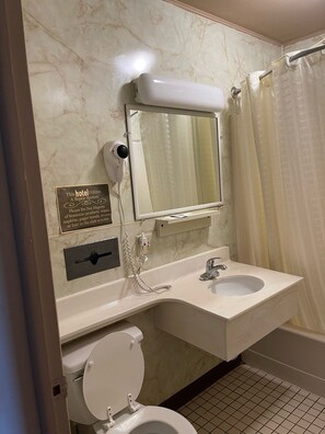 Combined shower/tub, free toiletries, towels - Travel Inn Horseheads (Horseheads)