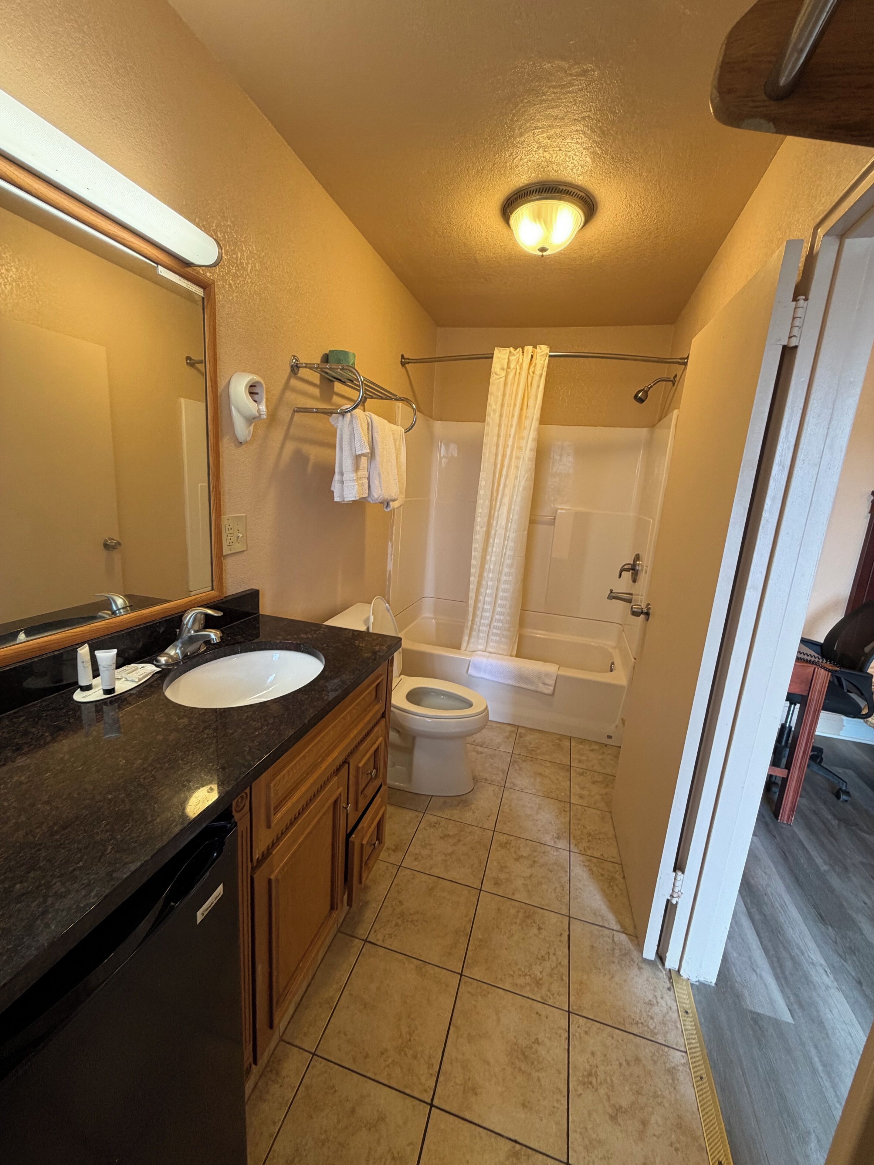 Een bad/douchecombinatie, gratis toiletartikelen, handdoeken