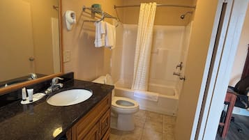 Een bad/douchecombinatie, gratis toiletartikelen, handdoeken