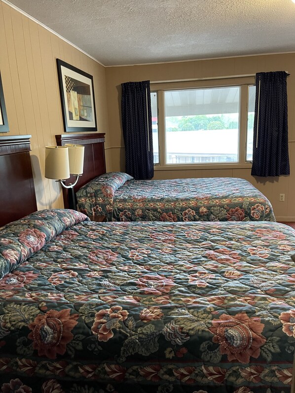 Desk, soundproofing, free WiFi, bed sheets